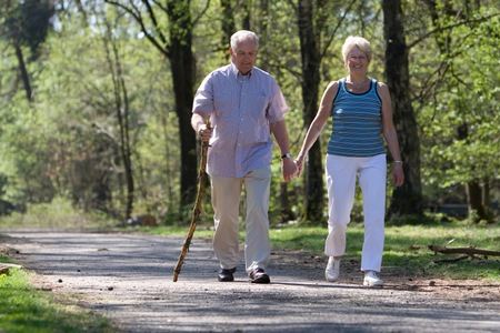 пожилая пара на прогулке
