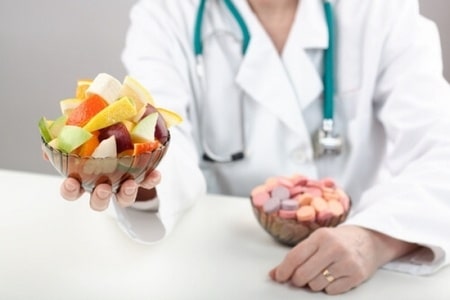 диетолог дает нарезанные фрукты