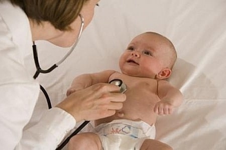 врач обследует ребенок