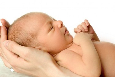 новорожденный на руках