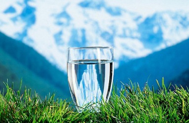 стакан на фоне гор