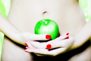 зеленое яблоко в руках