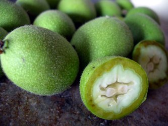 зеленые грецкие орехи