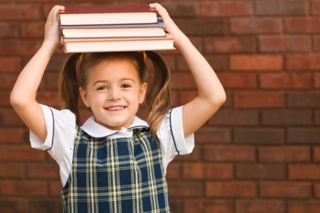 Маленькая девочка с книгами