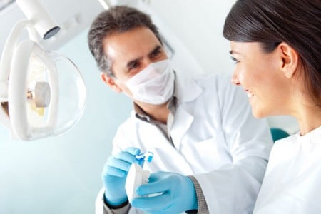 стоматолог с пациентом