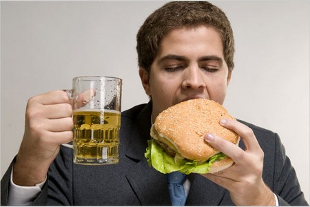 мужчина ест тяжелую пищу