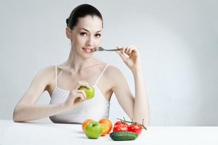 женщина ест овощи