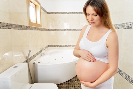 беременная женщина в ванной