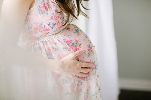 беременная девушка в платье