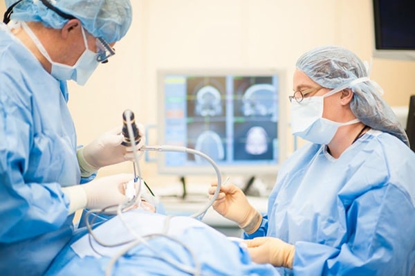 два врача проводят эндоскопическую операцию