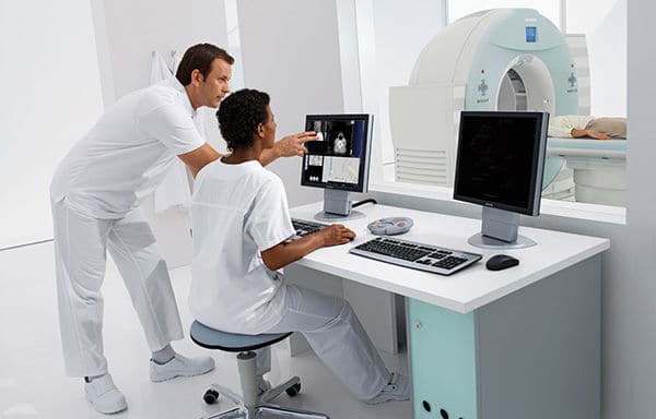 два врача делают компьютерную томографию пациенту