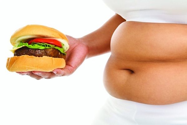 живот с явными признаками ожирения и гамбургер