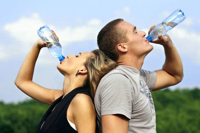мужчина и женщина пьют воду